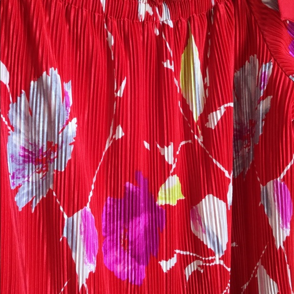 Festive Banana Republic Floral Blouse - Picture 5 of 7